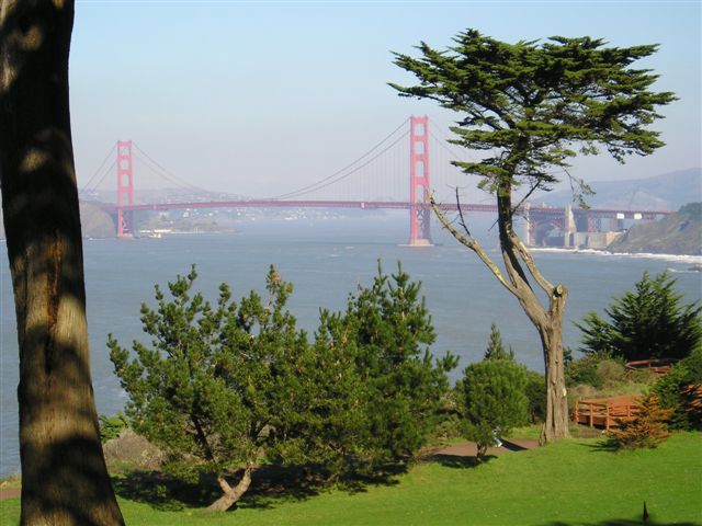 Golf mit Blick auf die Golden Gate Bridge, Lincoln Golf Course San Francisco, Kalifornien
