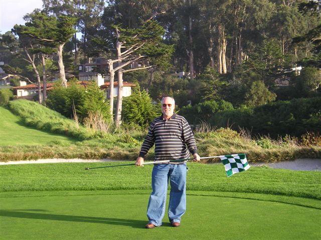 Willy auf dem 17. Green des Golfclubs Pebble Beach